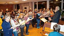 Unter Leitung von Pastoralreferent Winfried Neumann bereiten sich die Sängerinnen und Sänger von Kirchenchor und Münsterchor auf die ...