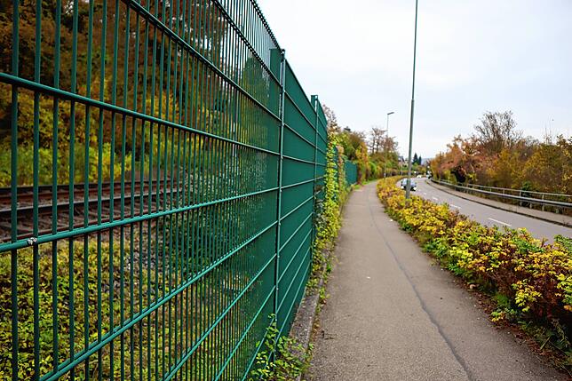 Entlang der L154 soll der bestehende Fußgängerweg zu einem Fuß- und Radweg erweitert werden.