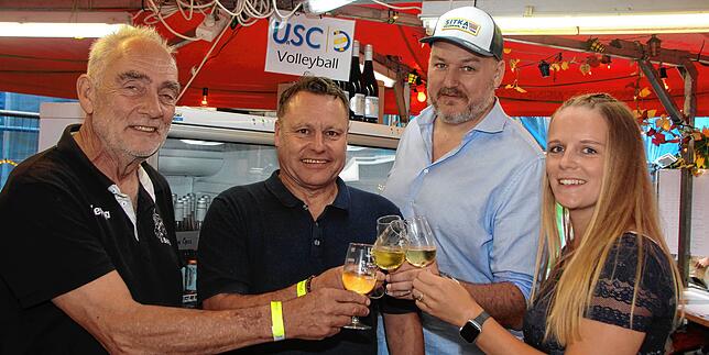 Für den USC schaffen am Weinfest (von links) Harald Schuster, Charly Baur, Patrick Läufer und Eva Nöh.