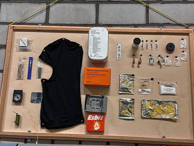 Die Notfallausrüstung beim Survival-Kit Flug: Die Schautafel hängt im Ausbildungszentrum.