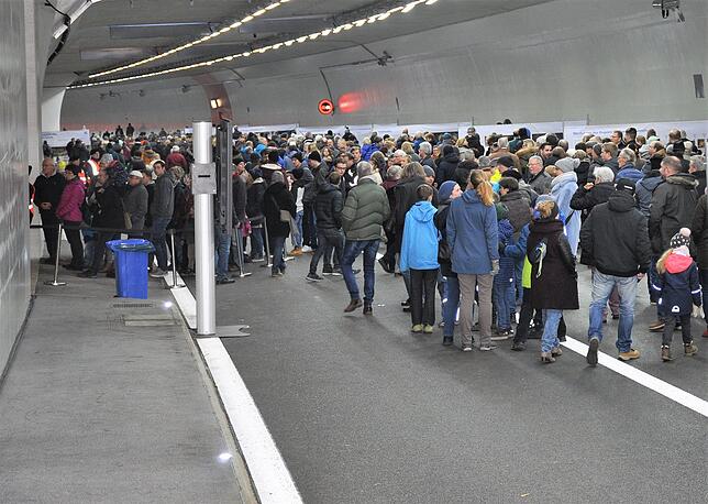 Rund 11.000 Besucher nutzten beim Tag der offenen Tür die Möglichkeit zur Tunnelwanderung. Am 6. Dezember wird das Bauwerk für den ...