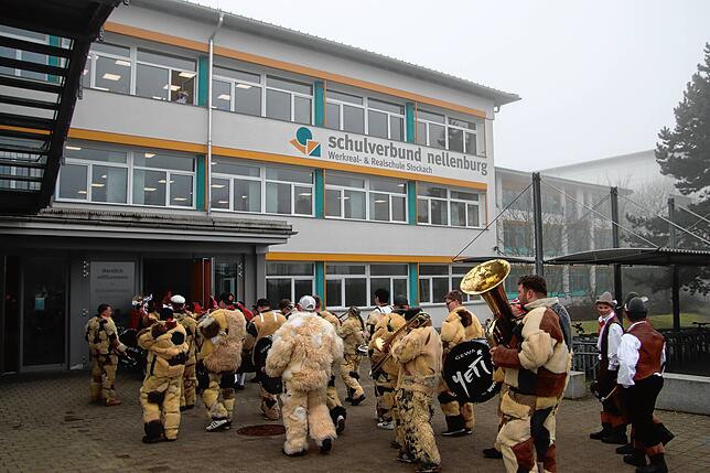 Die Narren sind los: Um kurz nach 9 Uhr machten sich die Narren auf zur Befreiung der Schüler. Hier ziehen gerade die Yetis in den ...