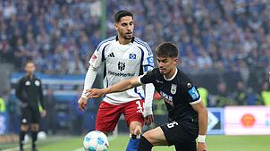 Aaron Keller (r) ist nach der Niederlage beim HSV mit dem SSV Ulm aus der 2. Liga abgestiegen.