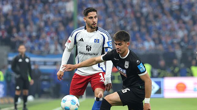 Aaron Keller (r) ist nach der Niederlage beim HSV mit dem SSV Ulm aus der 2. Liga abgestiegen.