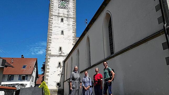Sr. Benedicta-Maria, Sr. Regina Teresa, Sr. Susanne und Bürgermeister Michael Reichle (von links) haben die 5.&nbsp;Etappe des ...