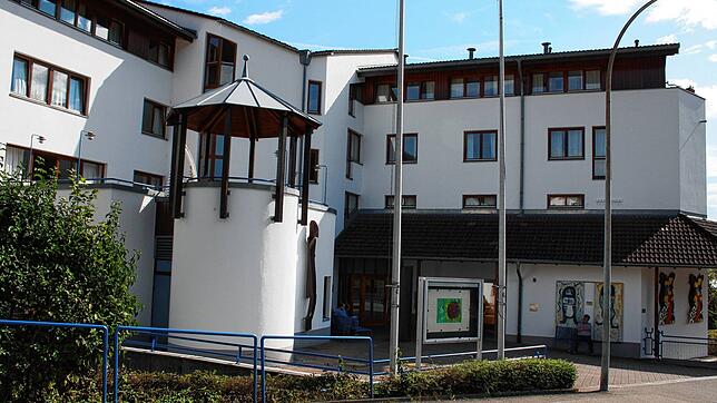 Wegen eines bislang noch nicht bestätigten Corona-Verdachts müssen mehrere Mitarbeiter und Bewohner der Öflinger Diakonie in Quarantäne.