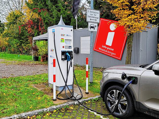 Der neue Bußgeldkatalog enthält einen komplett neuen Punkt: Das unerlaubte Parken auf einem Stellplatz, der als Ladestation für ...