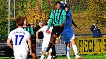 Kopf an Kopf an der Spitze: Mit einem Derbysieg gegen den FC Schönau könnte Akeem Gerspacher (links, gegen Erzingens Vassilios ...