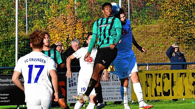 Kopf an Kopf an der Spitze: Mit einem Derbysieg gegen den FC Schönau könnte Akeem Gerspacher (links, gegen Erzingens Vassilios ...