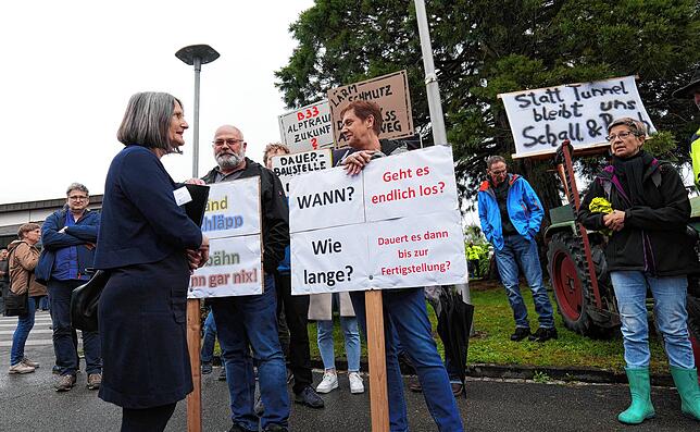 Vor der Halle nimmt sich Regierungspräsidentin Bärbel Schäfer (links) Zeit für ein Gespräch mit den Demonstranten. Spätestens da wird ...