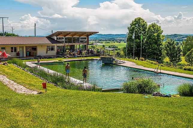 Das Naturschwimmbad in Leustetten macht dieses Jahr voraussichtlich weniger Umsatz, könnte dafür aber länger geöffnet haben als noch 2023.