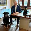 Dieses Foto teilte Christian Ruf, OB von Rottweil, auf seinem Instagram Konto. Neben ihm sitzt Archilles und beide könnten ...