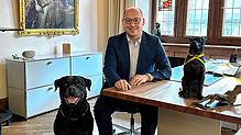 Dieses Foto teilte Christian Ruf, OB von Rottweil, auf seinem Instagram Konto. Neben ihm sitzt Archilles und beide könnten ...