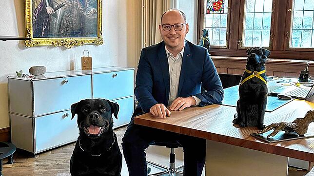 Dieses Foto teilte Christian Ruf, OB von Rottweil, auf seinem Instagram Konto. Neben ihm sitzt Archilles und beide könnten ...