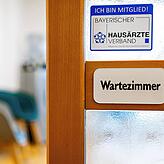 Wartezimmer in einer Hausarztpraxis.