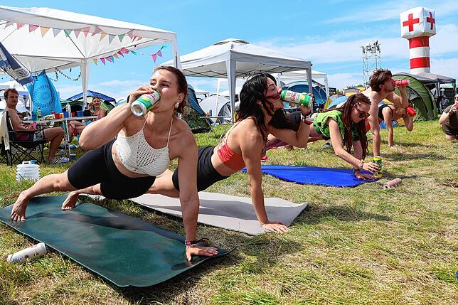Bild 20: Bier-Yoga und Pfandflaschen-Party beim Southside 2025: Das sind die besten Bilder vom Samstagvormittag