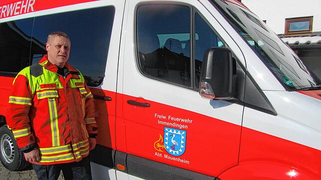 Das neue Feuerwehrfahrzeug für Mauenheim wird derzeit umgerüstet. Ortvorsteher Michael Ilg ist selbst aktiver Feuerwehrmann.