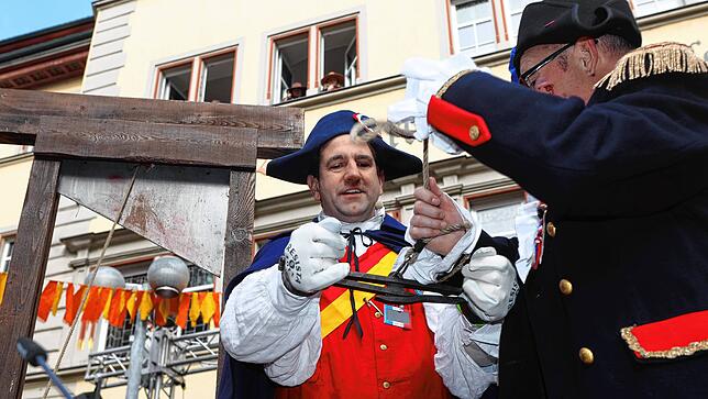Bild 11: Schmotziger Dunschtig: Jakobiner zerren CDU-Mann Andreas Jung vor ihr Tribunal