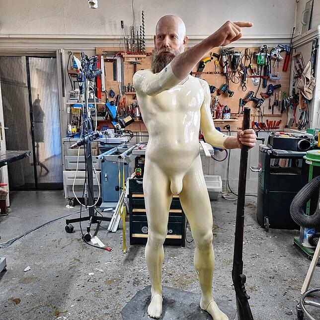 So sah der Hecker unbekleidet aus. Seine rechte Hand stützt sich hier bereits auf eine alte Flinte. Seit Mai ist die Figur in Konstanz ...