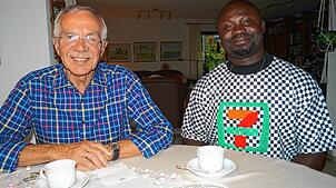 Nigerianisch-Deutsche Erfolgsstory: Jonathan Anorue (rechts) sagt, ohne die Unterstützung von Manfred Schörner aus Salem hätte er nicht ...