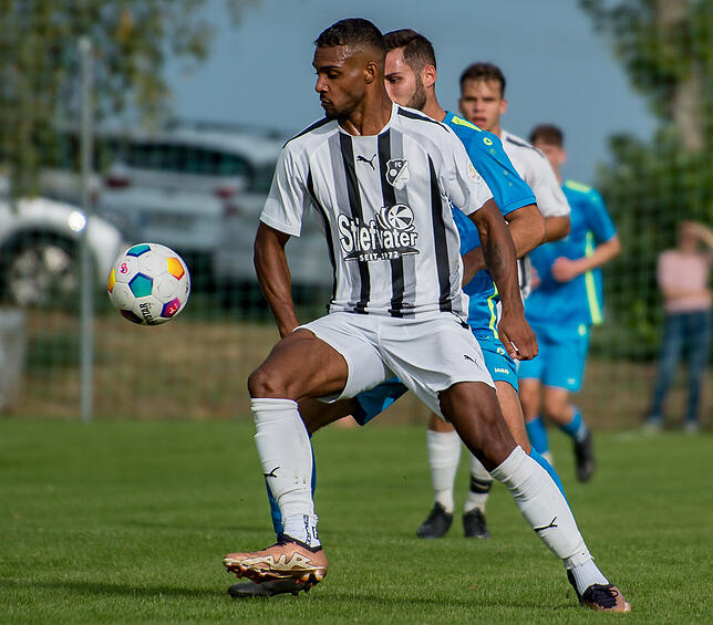 Souveräner Abwehrspieler: Catu Hucke vom FC Witttlingen, hier in der Partie beim SV Buch, hat noch keinen Platzverweis kassiert.
