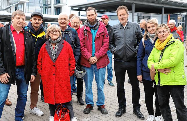 Sie stärken den Körber-Mitarbeitern den Rücken: Aus dem Gemeinderat beteiligen sich (vorne, von links) Jürgen Ruff, Khaled Badawi, Petra ...
