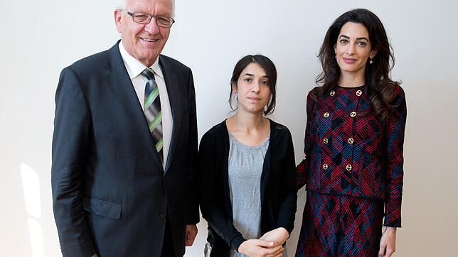 Bella figura: Ministerpräsident Winfried Kretschmann spricht im September 2016 in Stuttgart mit Friedensnobelpreisträgerin Nadia Murad ...