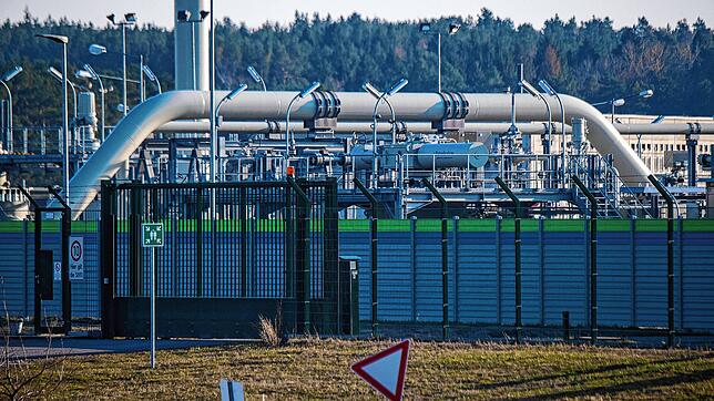Blick auf Rohrsysteme und Absperrvorrichtungen in der Gasempfangsstation der Ostseepipeline Nord Stream 2.