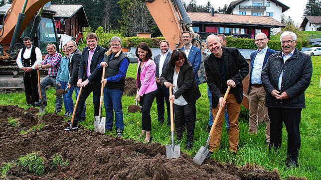 Beim Spatenstich dabei waren auch die Bürgermeister der umliegenden Gemeinden Todtmoos, Herrischried, Dachsberg und Ibach sowie ...