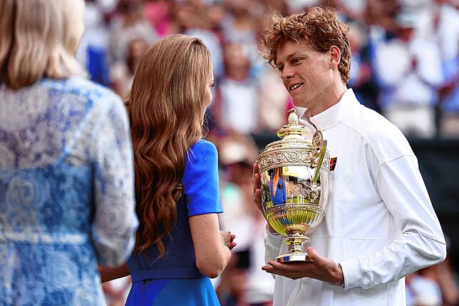 Prinzessin Kate überreicht Jannik Sinner die Sieges-Trophäe.