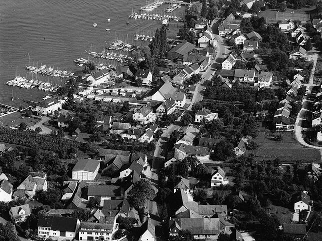 Hier schlängelt sich in der Mitte die Kaiserpfalzstraße durch das Foto von Bodman aus dem September 1975. Vorne in der Mitte ist die ...