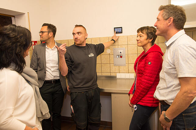 Mit dem kleinen Panel an der Wand lässt sich die Beleuchtung steuern. Andreas Haller (Mitte) zeigt, wie das funktioniert. Silke Schlude, ...