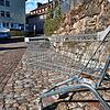 Ein Einkaufswagen steht verlassen in der Waldshuter Amthausstraße.