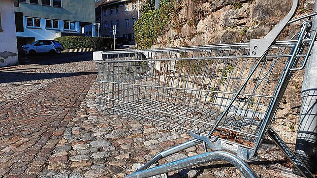 Ein Einkaufswagen steht verlassen in der Waldshuter Amthausstraße.