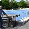 Gegen Wärmeverlust wird das Schwimmerbecken nachts mit einer schwimmfähigen Plane abgedeckt. Auf dem Bild Schwimmmeister Wolfgang Kromer ...