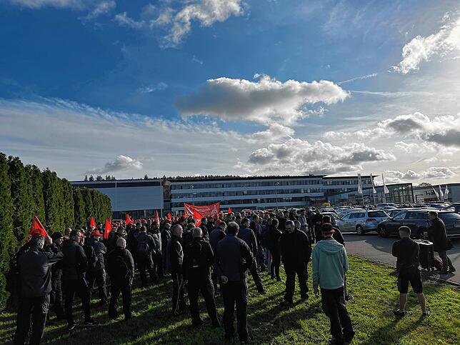 Protestaktion der IG Metall vor den Werkstoren der Kramer Werke GmbH in Pfullendorf.