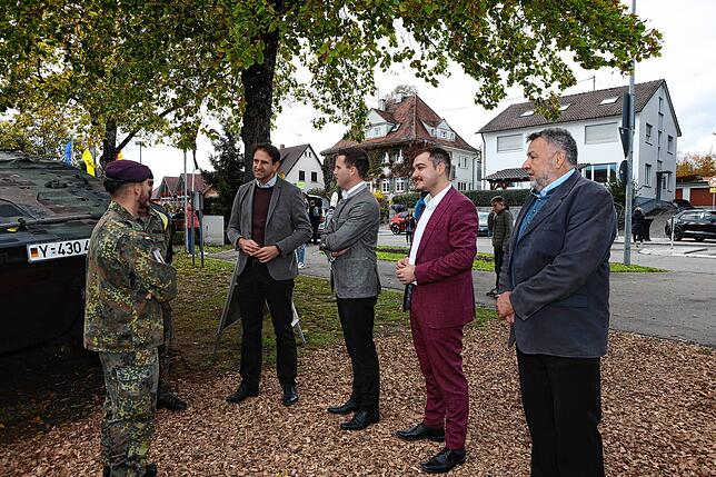Der Rundgang über die Gewerbeausstellung begann bei der Tengener Patenkompanie der deutsch-französischen Brigade (von rechts): Edwin ...