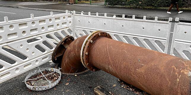 Bei der Schänzlebrücke führen die oberirdischen Abwasserleitungen wieder zurück in den Kanal.