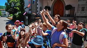 Am Hansafüratle-Tag gibt es immer glückliche Kindergesichter: Wer bekommt den Schokoriegel? Heischebrauch-Szenen vor dem Pfarramt.