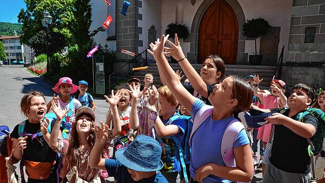 Am Hansafüratle-Tag gibt es immer glückliche Kindergesichter: Wer bekommt den Schokoriegel? Heischebrauch-Szenen vor dem Pfarramt.