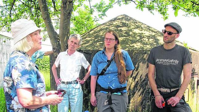 Vor dem Luftschutzbunker in der Heinreich-Heine-Straße erzählt Christa Tholander (links) vom Alltag im KZ-Friedrichshafen. Bild: Jeanne Lutz