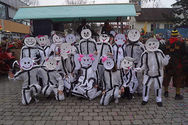 Die Lehrer der Grundschule Dettingen bereichern als Strichmännchen die Fasnacht. Bild: Nikolaj Schutzbach