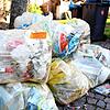 Gelbe Säcke stapeln sich in Villingen auf der Straße. Der Landkreis strebt ab dem Jahr 2022 die Umstellung auf gelbe Tonnen an