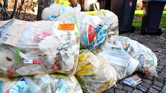 Gelbe Säcke stapeln sich in Villingen auf der Straße. Der Landkreis strebt ab dem Jahr 2022 die Umstellung auf gelbe Tonnen an