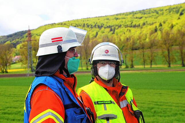 Michael Vetter (r.) und Zugführer Klaus Hettich am Unfallort auf der B 27 beim Lkw-Unfall Ende Mai.