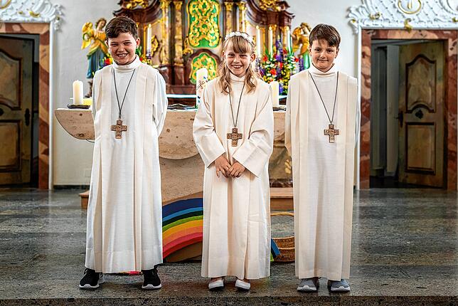 Unter dem Motto &bdquo;Mit Jesus ist mein Leben bunt&ldquo; gingen am 12. Juni in der St. Nikolaus Kirche in Krenkingen Mayla Tröndle, ...
