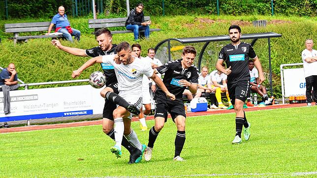 Durchgetankt: Der Laufenburger Sandro Knab (Mitte) war beim 5:0-Sieg seiner Mannschaft gegen den VfR Hausen kaum zu bremsen. Die ersten ...