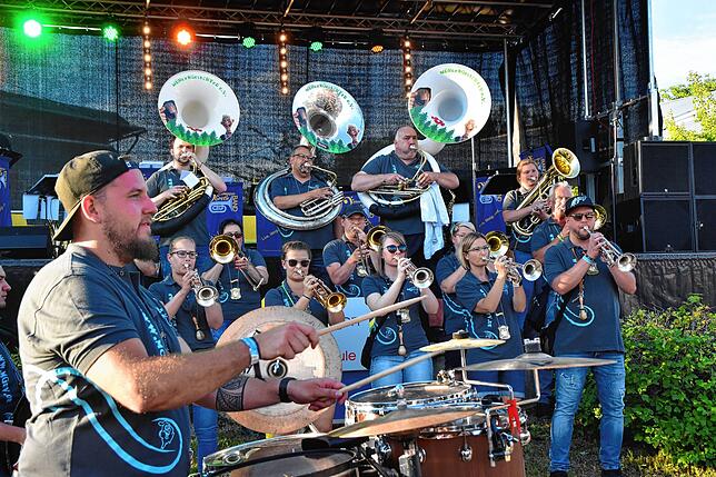 Die Guggenmusik Mühlengeischter sorgte für Stimmung beim Dorffest.