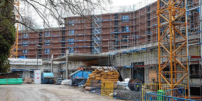 Die Holzstruktur der Fassade ist inzwischen gut erkennbar. Das Gesundheitshotel wird nach eigenen Angaben das größte Holzgebäude in ...
