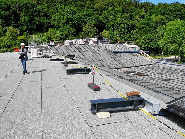 Auf dem Dach des neuen Schwaketenbads: Wo Projektsteuerer Arnold Wild läuft, sind schon die 30 Zentimeter hohen Dämmplatten verlegt. Auf ...